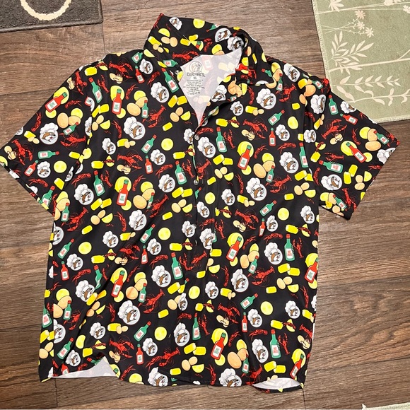Other - Buc-ee's Men's Multicolor Crawfish Boil Short Sleeve Button Down Shirt